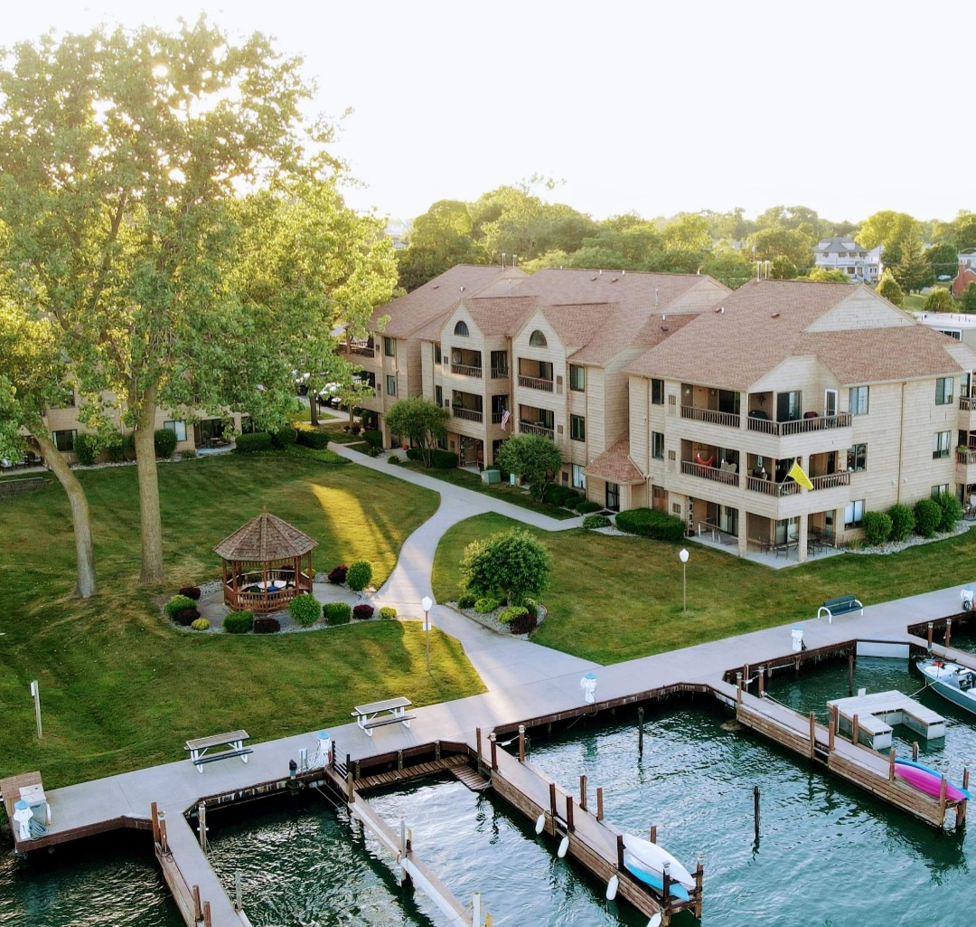 Home Islandview Condominiums Trenton, Michigan